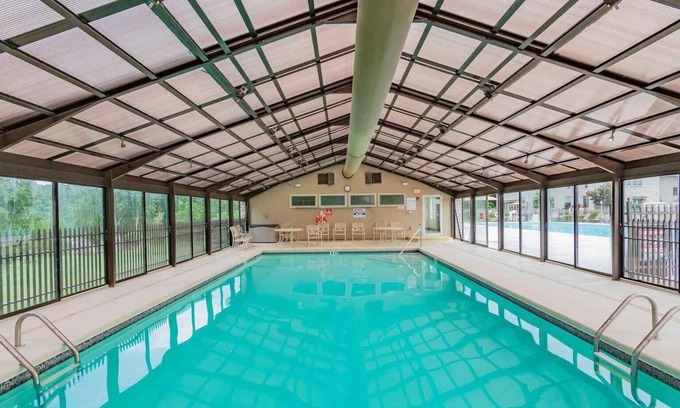 Table Rock Condo | 2 Bd GROUND FLOOR, Pointe Royale Golf, INDOOR POOL, and Lake Taneycomo fishing