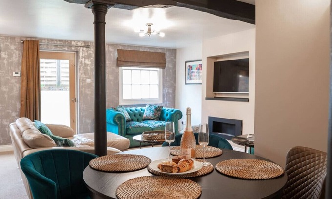 Chester House | 2 bed Chester home - 5 minute walk to city centre