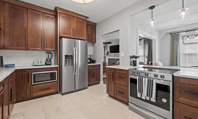 South Hyde Park House | 2 Bed/2.5 Bath + Walk to Streetcar/Nelson + Parking