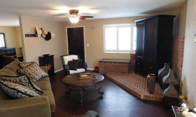 Cody House | 2 Bed/2 Bath add bedrooms + 50 a night 2 blocks to downtown