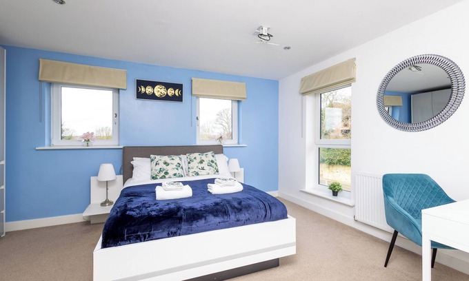 Wakefield Apartment | 2 Bed 2 Bath | Parking | WiFi | En-suite's | Self Checkin | Balcony | Workspace