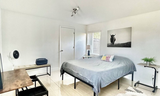 South Middle River House | 2 bed/2 baths house central Fort Lauderdale with dedicated office & Yoga room.