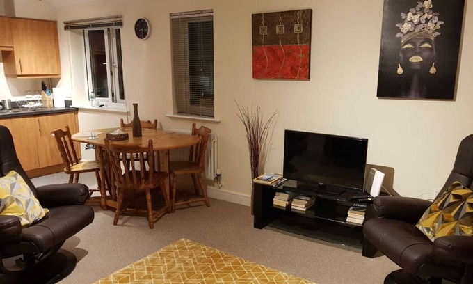 Hatfield Apartment | 2 Bed Apt Near Hatfield Station w/ Free Parking