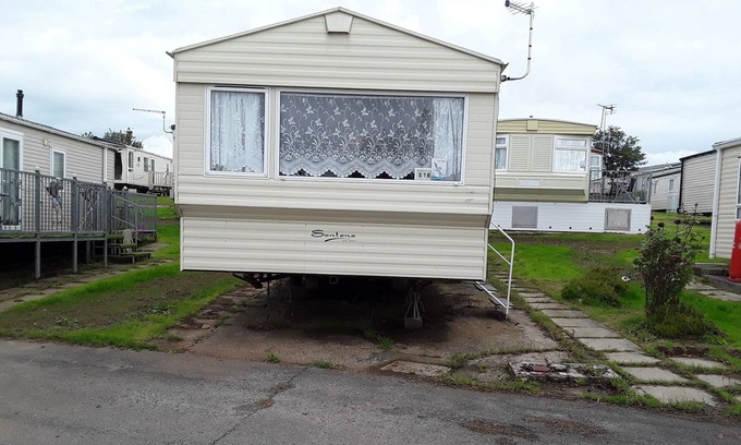 Winestead House | 2 bed caravan approx 10 mins from beach suzie 2