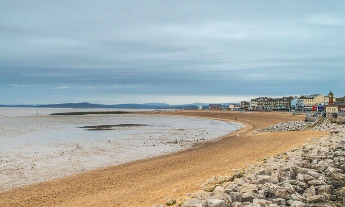 Slyne Apartment | 2 Bed Flat - Sleeps 3 - Parking - Wifi