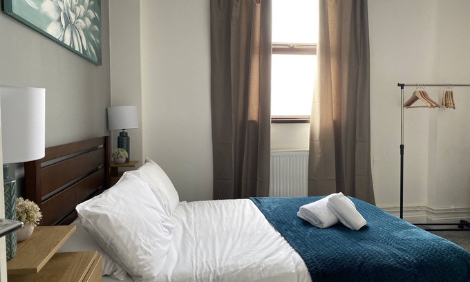 Cwmbrwla Apartment | 2 Bed Flat - Sleeps 6 - Parking - Wifi