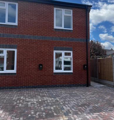 Long Eaton Apartment | 2 Bed Flat - Sleeps 8 - Pets - Garden - Parking