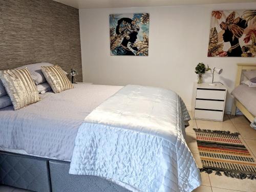 Rostrevor House | 2 Bed House - Sleeps 6 - Parking - Wifi