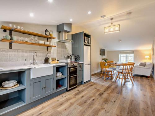 Barnstaple House | 2 Bed in Barnstaple 5mls N 93023