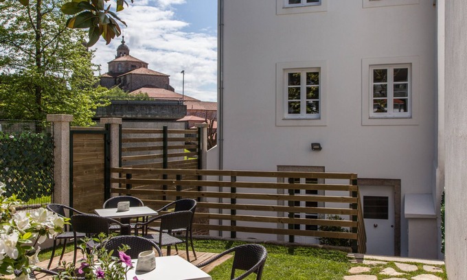 Santiago de Compostela Apartment | 2 bedroom apt. 3 min. walking to cathedral - garden terrace wifi elevator - P1