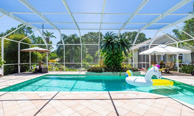 Westchase Cottage | 2 bedroom, 1.5 bath, cottage, close to airport, beaches and attractions