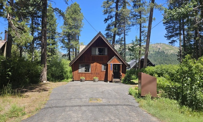 Donner Lake Woods Cabin | 2 bedroom, 2 bath, sleeps 6, West End of Donner Lake DLR#007