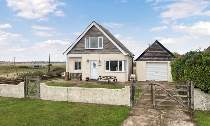 Clacton-on-Sea Cottage | 2 bedroom accommodation in St Osyth, near Clacton on Sea