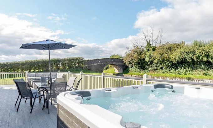 Ellesmere Ski Chalet | 2 bedroom accommodation in Tetchill