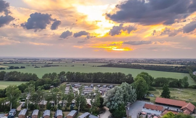 Arnold Ski Chalet | 2 bedroom accommodation in Skirlaugh, Nr Hull