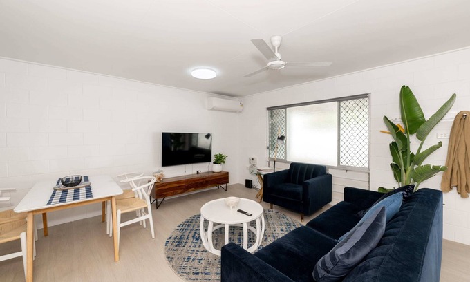 Pimlico Apartment | 2-Bedroom Charm near Mater Hospital, Pimlico