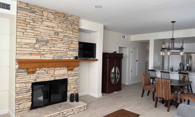 Corona Condo | 2-bedroom condo in the Sierra Del Oro neighborhood in Corona, CA with AC, WiFi.