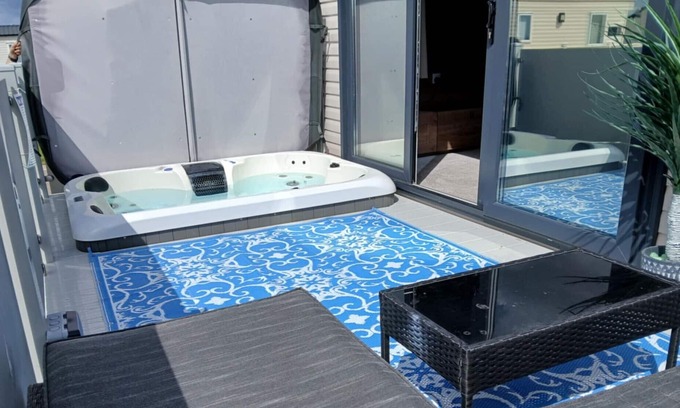 Ingoldmells House | 2-bedroom, Fantasy Island, HOT TUB, WiFi, dog friendly in Ingoldmells Sleeps 4