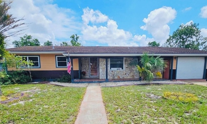 Spring Hill House | 2-bedroom pool house with WiFi, AC in Spring Hill. Minutes from Weeki Wachee