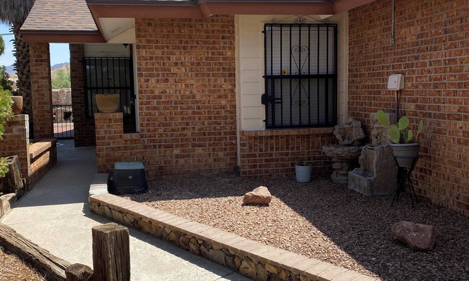 El Paso House | 2-bedroom smart home with Alexa controlleled lighting, AC WiFi El Paso
