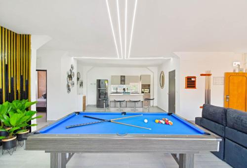 Soacha Apartment | 2 bedroom top floor with pool table, 1 block from Lleras park p9