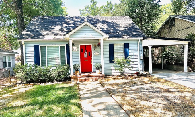 Hot Springs House | 2 Blocks to Oaklawn Casino, 1 Mile to Majestic Park, & 1 Mile to Downtown