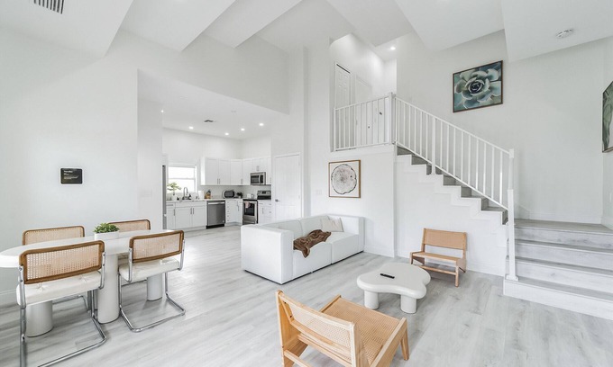 East Naples House | 2 BR/2BA Kings The Modern Botanical – Pickleball & Gardens