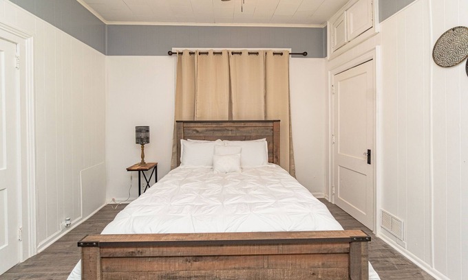 Montgomery House | 2 BR Cloverdale Duplex w/Large Country Kitchen