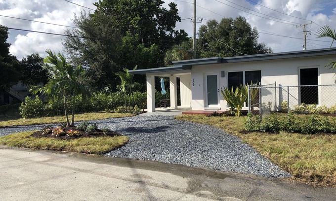 Harbordale House | 2 BR house, Great Location!