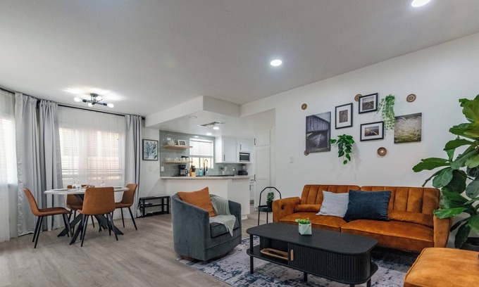 Sand Section Condo | 2-br house w/Garage, Laundry, and High-Speed WiFi, Manhattan Beach