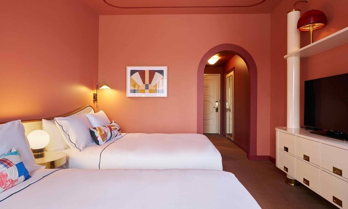 East Market District House | 2 Convenient Double Queen Room Near Speed Art Museum! Pets Allowed!