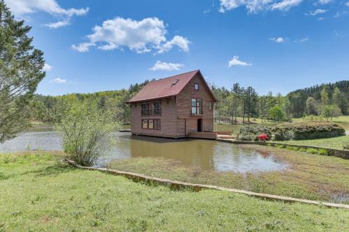 Argo House | 2 Docks and Paddleboard Lakefront Alabama Retreat!