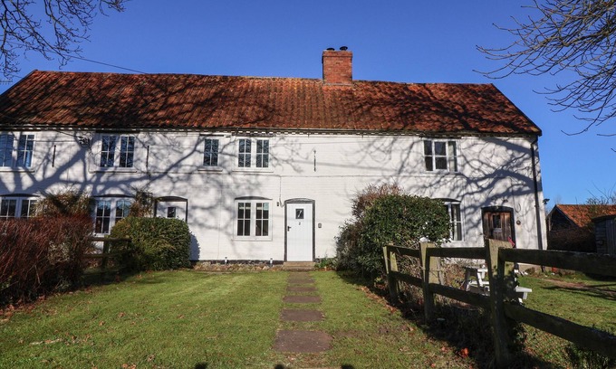 Saxmundham Cottage | 2 GREENSLEEVES, pet friendly, with open fire in Friston