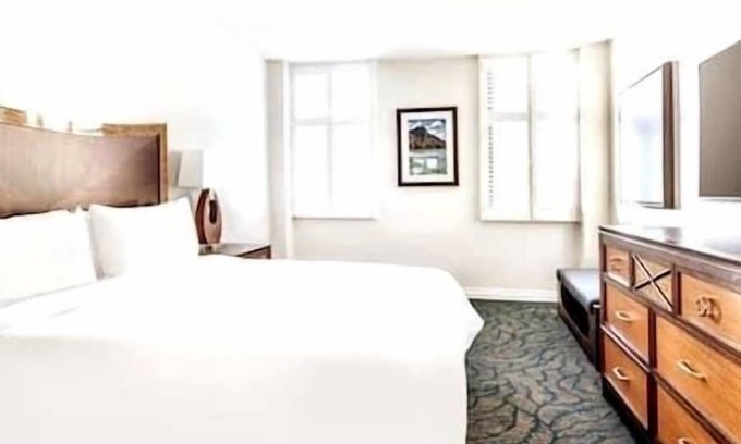 Waikiki Resort | 2 HGVC Lagoon Tower Beachfront, Concierge, Fast WIFI