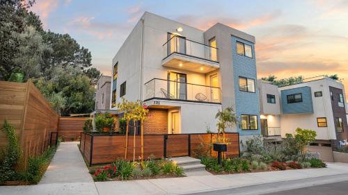 Point Loma Heights House | 2 Homes in San Clemente by AvantStay Sleeps 26, Steps from Sunset Cliffs, Ocean Beach & Dining