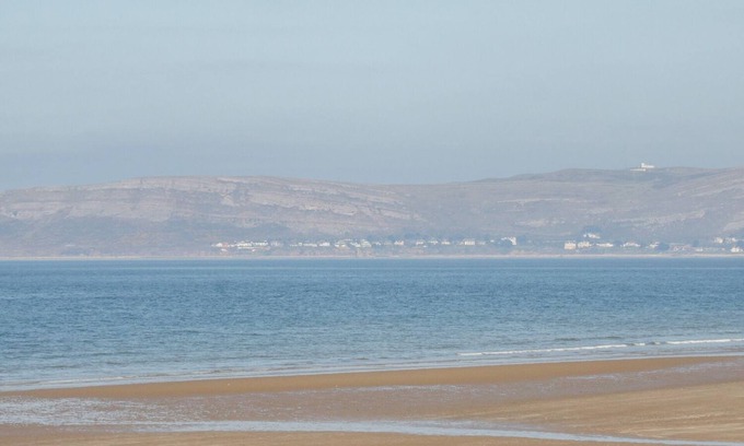 Penmaenmawr Cottage | 2 HWYRFRYN STABLES, family friendly, with a garden in Penmaenmawr