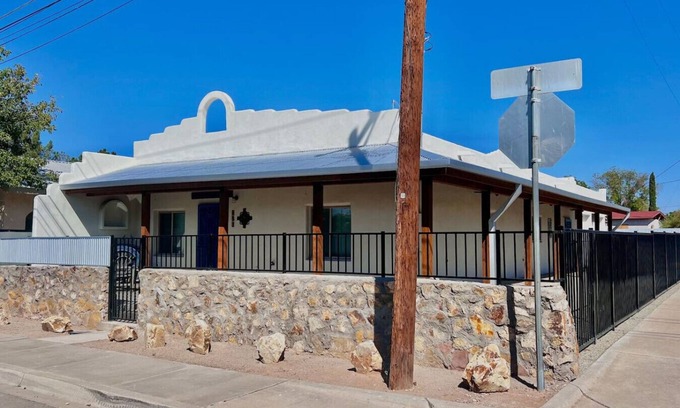 Las Cruces House | 2 king bds/2.5 bathrooms in the heart of Downtown