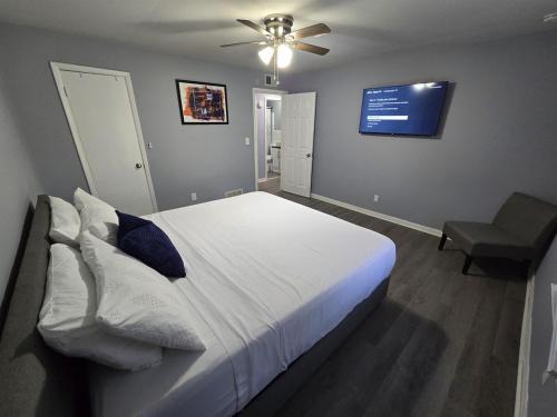 Forest Park Apartment | 2 King Beds Near Airport - The Silver Hideaway