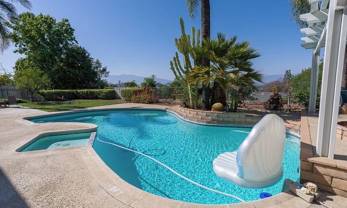 Estates at Canyon Crest House | 2 king beds, near UCR, pool & arcade.