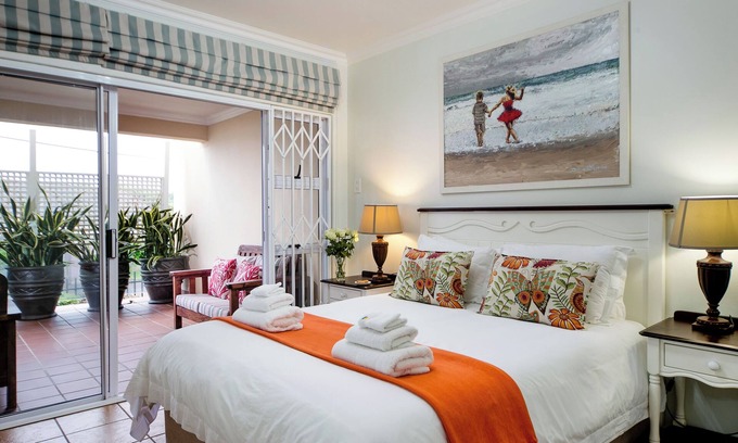 Illovo Beach Apartment | 2 La Mer - Side-sea & garden view