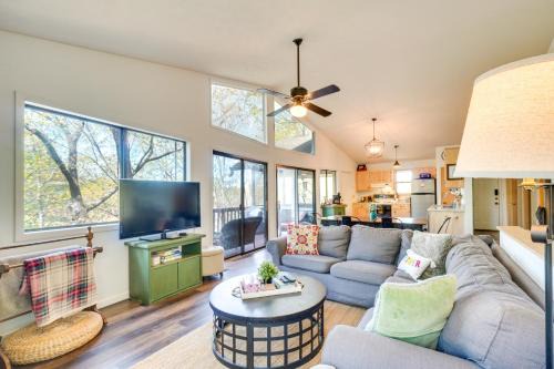 Unaka House | 2 Living Areas and Fireplace! Family Murphy Retreat