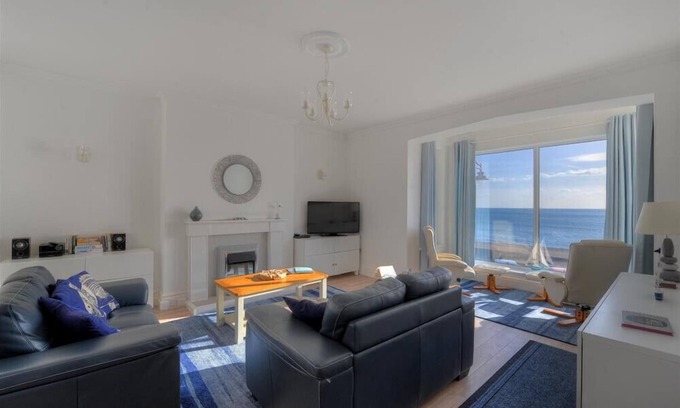 Seaton Cottage | 2 MAREEBA, romantic, country holiday cottage in Seaton, Devon