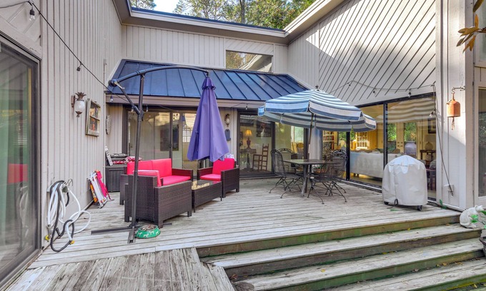 Sea Pines Cottage | 2 Mi to Beach: Hilton Head Home w/Furnished Deck