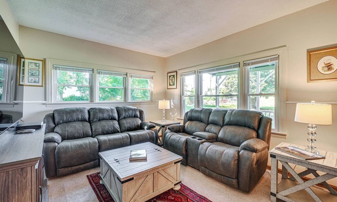 Oak Grove House | 2 Mi to Oak Grove Racing & Gaming: Home on 1 Acre