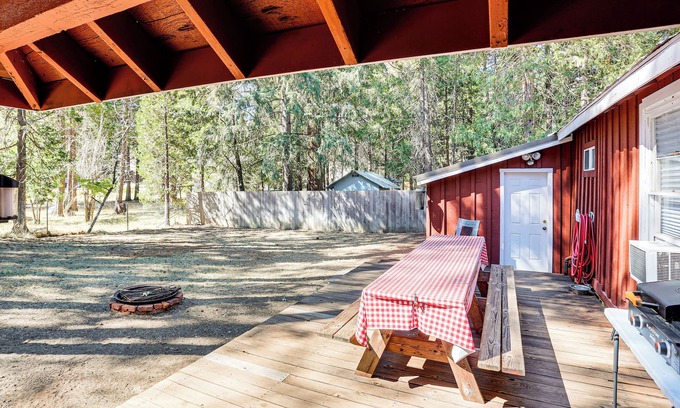 Trinity Center Cabin | < 2 Mi to Trinity Lake: NorCal Getaway w/BBQ
