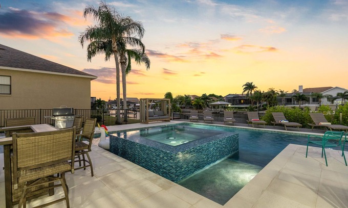 Apollo Beach House | 2 Million $ Villa Heated Pool w/Luxury Spa 6BR & 6BR Waterfront by Canal
