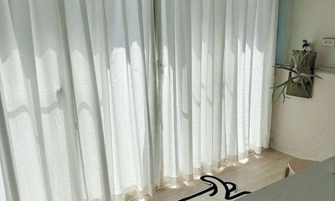 Shida House | 2-min walk MRT/High-speed Wi-Fi/55" smart TV/sunny balcony/Retro style
