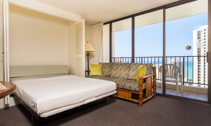 Waikiki Apartment | 2 min walk to the beach/Parking , Kitchen , Pool