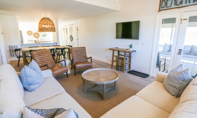 Isle of Palms House | 2 Mins to Beach! Community Pool, Boardwalk & Pickleball Ct. Walk to Grocery, Restaurants & Shops!