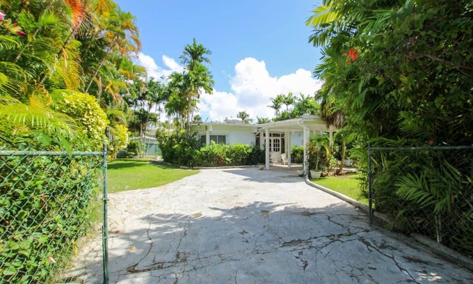 Sunset Crest House | 2 minute walk to Beach & Pool - Casual 2-Bed House